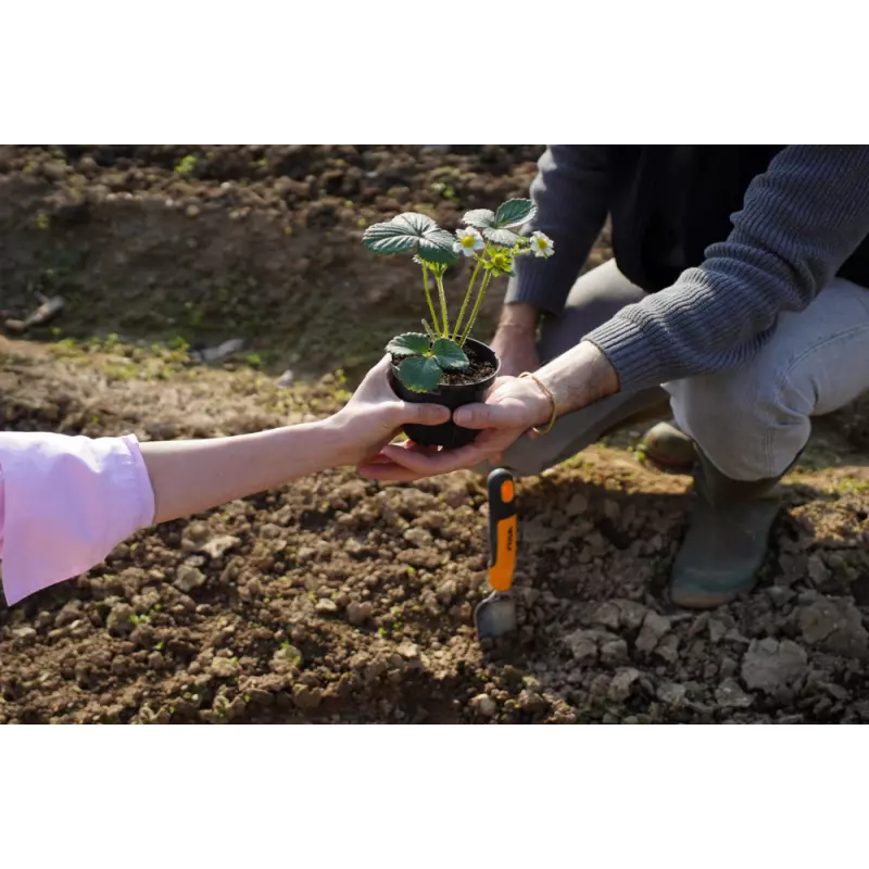 TransplanterTrowel_2H1410001ST1_amb01_web